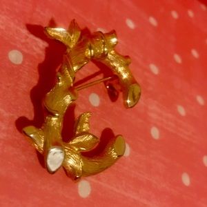 Vintage Sarah Coventry letter c brooch